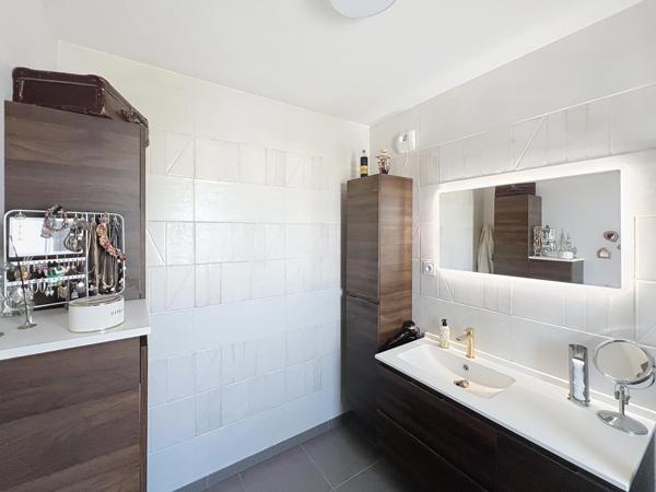 Élégance, confort et luminosité : découvrez ce superbe appartement avec grande terrasse au cœur de Bezannes.