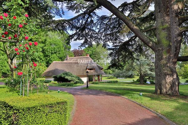 A vendre, proche de Vaux-Sur-Seine, maison contemporaine et son parc en bord de Seine