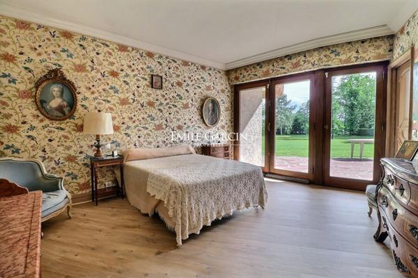 A vendre, proche de Vaux-Sur-Seine, maison contemporaine et son parc en bord de Seine