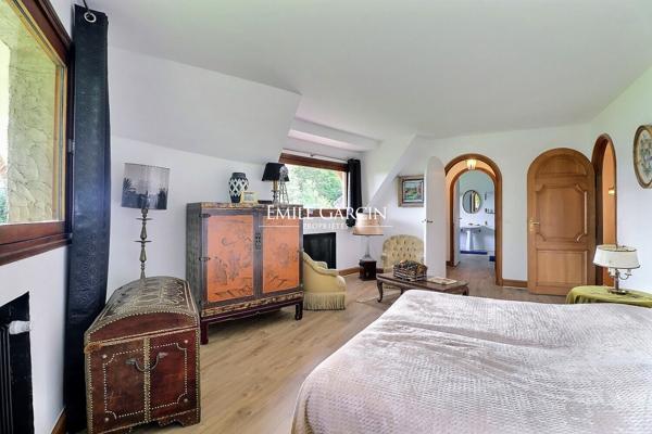 A vendre, proche de Vaux-Sur-Seine, maison contemporaine et son parc en bord de Seine