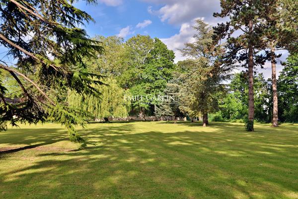 A vendre, proche de Vaux-Sur-Seine, maison contemporaine et son parc en bord de Seine
