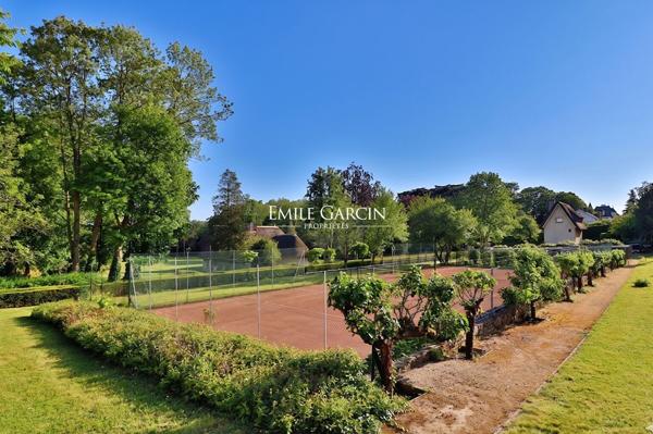 A vendre, proche de Vaux-Sur-Seine, maison contemporaine et son parc en bord de Seine