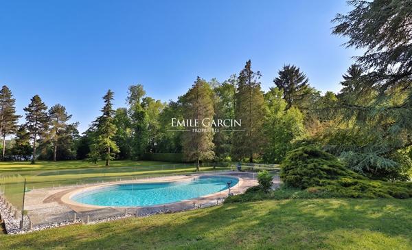 A vendre, proche de Vaux-Sur-Seine, maison contemporaine et son parc en bord de Seine