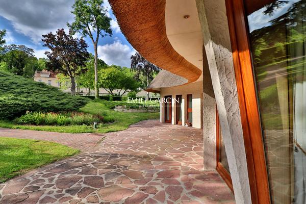 A vendre, proche de Vaux-Sur-Seine, maison contemporaine et son parc en bord de Seine