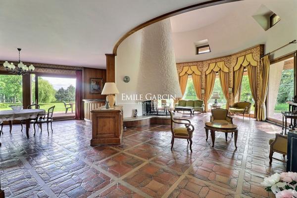 A vendre, proche de Vaux-Sur-Seine, maison contemporaine et son parc en bord de Seine