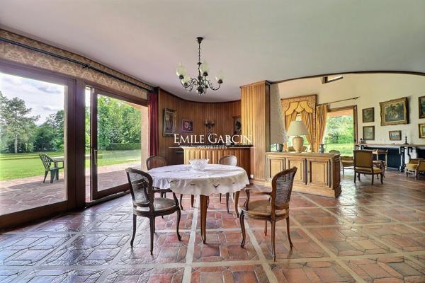 A vendre, proche de Vaux-Sur-Seine, maison contemporaine et son parc en bord de Seine
