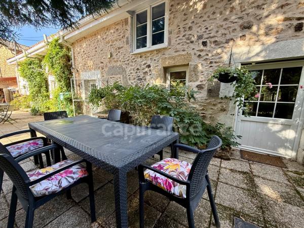 🌿 FENIOUX – Le calme absolu, de beaux volumes et une piscine !