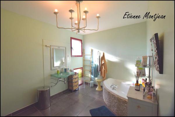 Maison 153 m² 5 chambres, jardin, garage et piscine.