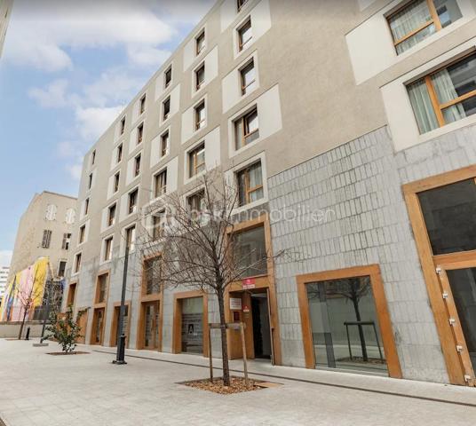 Dans la résidence APPART'CITY CLASSIC MARSEILLE EUROMED, de 2011, idéalement située au cœur du quartier Euromed, à seulement quelques mètres des lignes de tramway, investissez dans ce T1 meublé de 23m2 situé en RDC avec son emplacement de parking privatif en sous-sol. Sous contrat de bail commercial avec la société APPART'CITY, leader de l'apparthôtel en France, ce bien génère un loyer de 5.939€ HT par an, soit une rentabilité brute de près de 8,5%. Placement sécurisé. Evitez toute fiscalité grâce au statut LMNP avec amortissement. Ce produit sera parfait pour une constitution de patrimoine et/ou un complément de revenu retraite. Photos d'un bien type ... A NE PAS LAISSER PASSER !!!