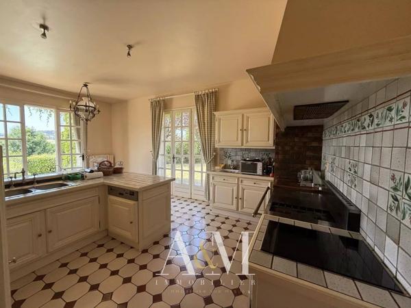Villa T6 de 275 m² + sous-sol 180 m²/ 2548m²