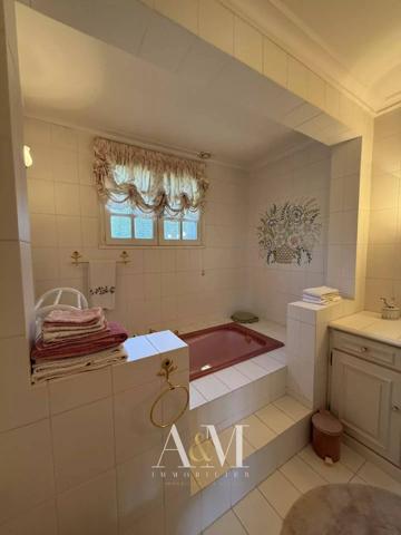 Villa T6 de 275 m² + sous-sol 180 m²/ 2548m²