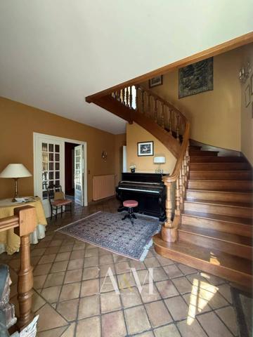 Villa T6 de 275 m² + sous-sol 180 m²/ 2548m²