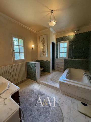 Villa T6 de 275 m² + sous-sol 180 m²/ 2548m²
