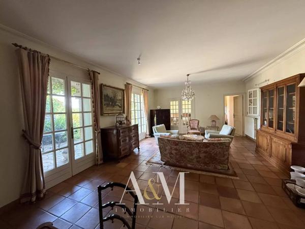Villa T6 de 275 m² + sous-sol 180 m²/ 2548m²