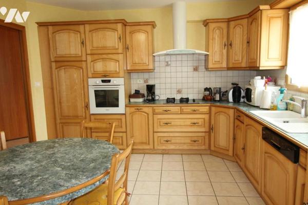 Maison d'habitation construite sur deux niveaux et comprenant 4 chambres , garage et terrain 