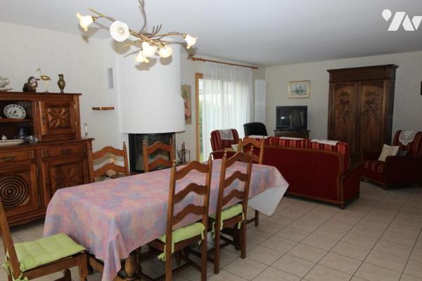 Maison d'habitation construite sur deux niveaux et comprenant 4 chambres , garage et terrain 