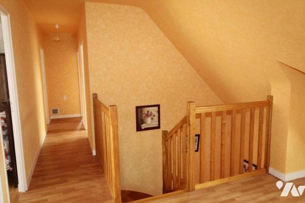 Maison d'habitation construite sur deux niveaux et comprenant 4 chambres , garage et terrain 