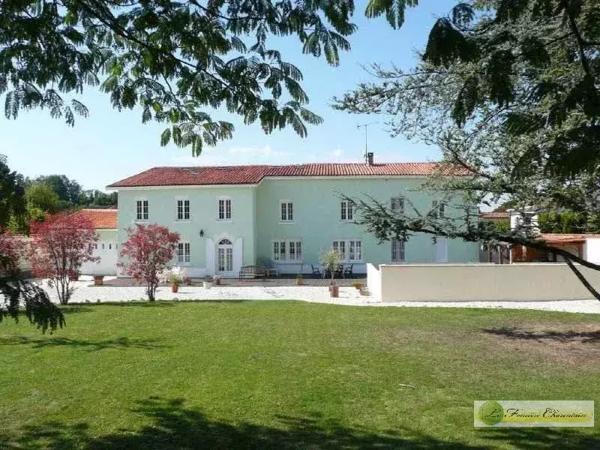 Vente immobilière : Maison à Aigre  8 pièces 300 m² 441 000 €- FONCIERE CHARENTAISE AIGRE.