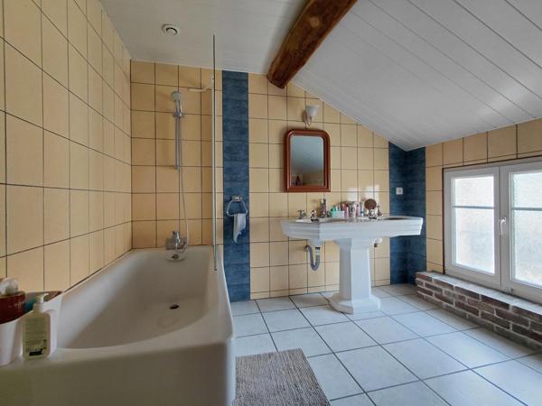 Maison d'habitation 3 chambres de 271 m² à Saint-Broingt-le-Bois