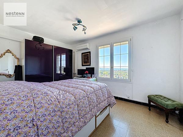 Maison T4 de 130 m² avec dépendance, piscine et vue panoramique à Saint-Chamas