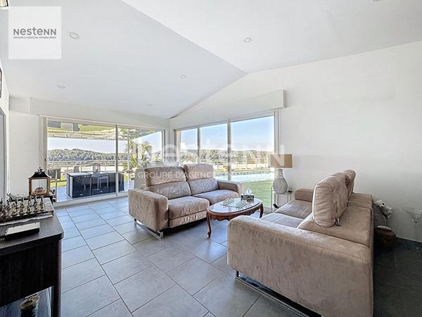 Maison T4 de 130 m² avec dépendance, piscine et vue panoramique à Saint-Chamas