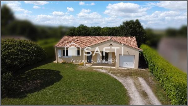 Pavillon plain-pied, trois chambres, salle de bain, garage, jardin.
