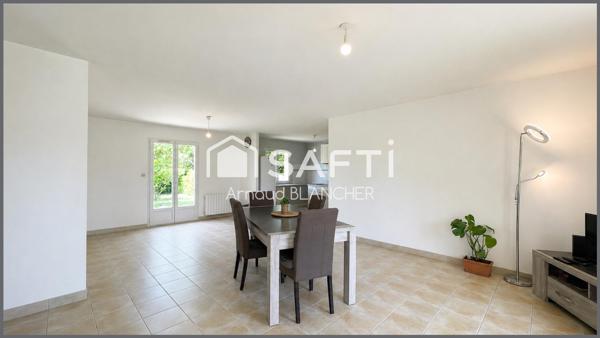 Pavillon plain-pied, trois chambres, salle de bain, garage, jardin.
