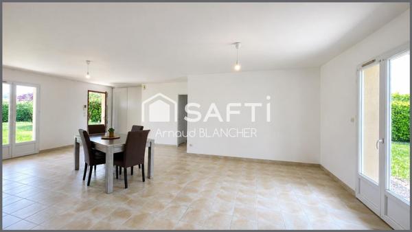 Pavillon plain-pied, trois chambres, salle de bain, garage, jardin.