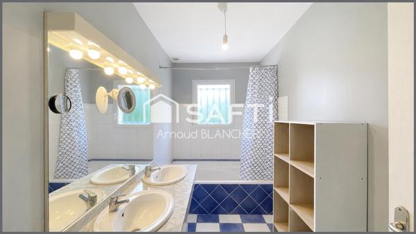 Pavillon plain-pied, trois chambres, salle de bain, garage, jardin.