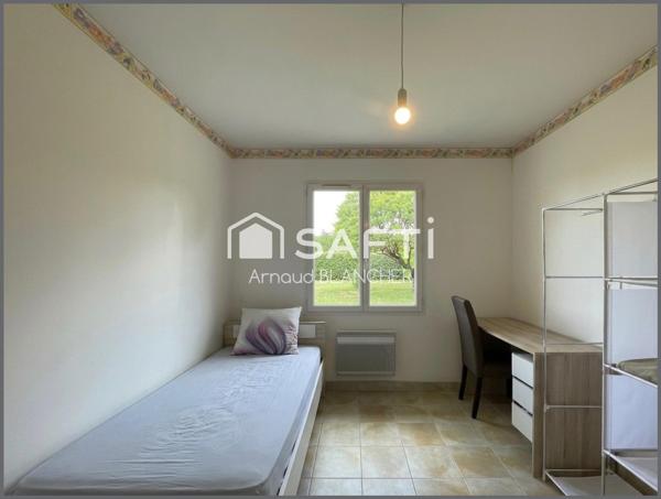 Pavillon plain-pied, trois chambres, salle de bain, garage, jardin.
