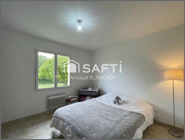 Pavillon plain-pied, trois chambres, salle de bain, garage, jardin.