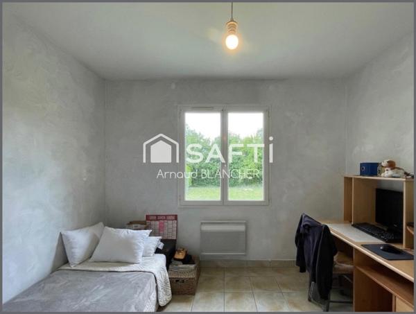 Pavillon plain-pied, trois chambres, salle de bain, garage, jardin.