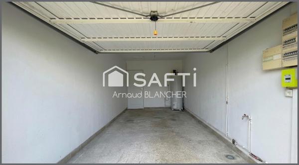 Pavillon plain-pied, trois chambres, salle de bain, garage, jardin.