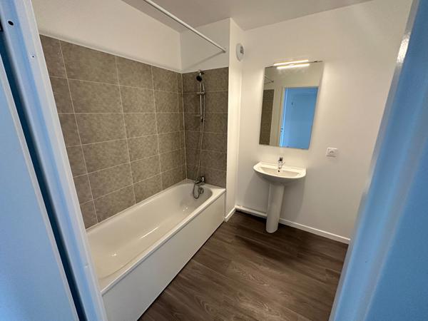 LOCATION d'un appartement de 3 pièces (68 m²) à COMBS LA VILLE