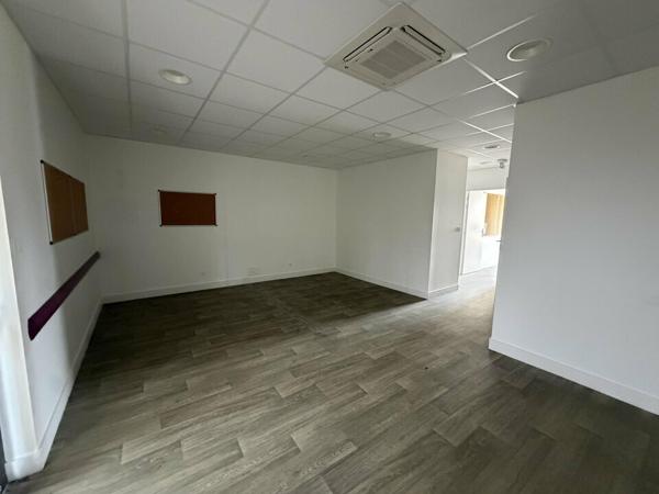 BUREAUX À LOUER 194 M² – POITIERS EST – CLIMATISATION, PARKING ET ACCÈS PMR