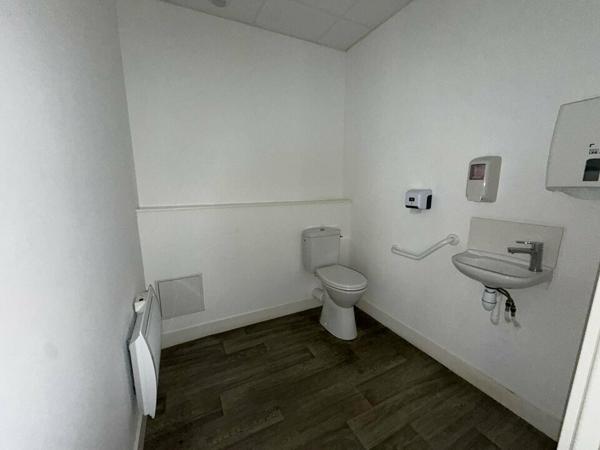 BUREAUX À LOUER 194 M² – POITIERS EST – CLIMATISATION, PARKING ET ACCÈS PMR