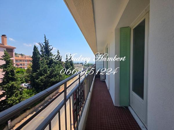 EXCLUSIVITE, MANOSQUE, BEL APPARTEMENT avec balcon, loggia et vue dégagée,  3/4 pièces de 67 m2 quartier et vue Mont d'Or