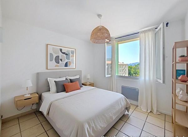 EXCLUSIVITE, MANOSQUE, BEL APPARTEMENT avec balcon, loggia et vue dégagée,  3/4 pièces de 67 m2 quartier et vue Mont d'Or