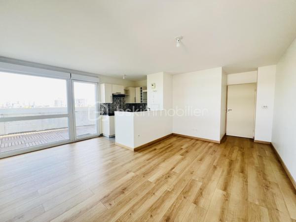 Un bien rare offrant espace extérieur, vue dégagée et prestations de qualité.

Situé entre ARCUEIL ET LE KREMLIN-BICÊTRE  au sein d’une RÉSIDENCE , fermée et sécurisée ANNÉE DE CONSTRUCTION 2014  cet appartement de 60 m² bénéficie d’une vue dégagée sur Paris .

Entièrement REFAIT À NEUF  en 2023, il ne nécessite AUCUN  travaux.

L’appartement se compose de :

 Une vaste entrée NORME PMR 
 ⁠Un séjour DE 33m² lumineux donnant directement accès À LA TERRASSE Idéal pour profiter des beaux jours et d’une vue dégagée sur Paris.
 ⁠Une cuisine aménagée et équipée
Deux chambres avec placards, bénéficiant également d’un accès à la terrasse
 ⁠Une salle de bains
  ⁠Des WC séparés


Les + du bien
 Appartement entièrement rénové en 2023
Vue dégagée sur Paris
Grande terrasse donnant accès à chacune des pièces 
Résidence de standing de 2014
 Résidence fermée et sécurisée 
 Deux chambres avec placards
Une place de parking en sous-sol
Local vélo

Un emplacement idéal permettant de rejoindre rapidement Paris et ses différents quartiers:

 À seulement 7 minutes à pied de la station Hôpital Bicêtre ligne 14
 À environ 10 minutes du RER B

Taxe foncière : 1 600 €
Les charges :2 400 €