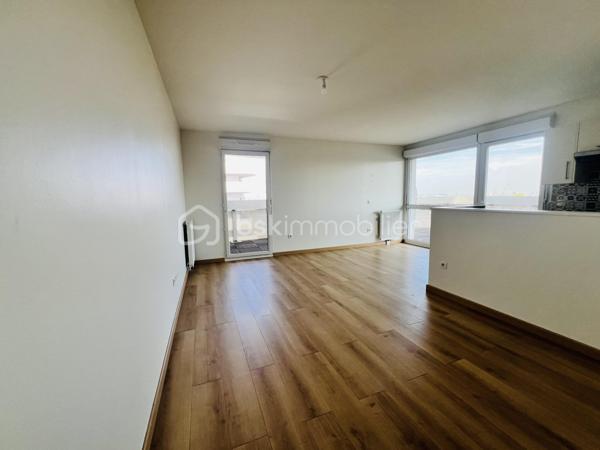 Un bien rare offrant espace extérieur, vue dégagée et prestations de qualité.

Situé entre ARCUEIL ET LE KREMLIN-BICÊTRE  au sein d’une RÉSIDENCE , fermée et sécurisée ANNÉE DE CONSTRUCTION 2014  cet appartement de 60 m² bénéficie d’une vue dégagée sur Paris .

Entièrement REFAIT À NEUF  en 2023, il ne nécessite AUCUN  travaux.

L’appartement se compose de :

 Une vaste entrée NORME PMR 
 ⁠Un séjour DE 33m² lumineux donnant directement accès À LA TERRASSE Idéal pour profiter des beaux jours et d’une vue dégagée sur Paris.
 ⁠Une cuisine aménagée et équipée
Deux chambres avec placards, bénéficiant également d’un accès à la terrasse
 ⁠Une salle de bains
  ⁠Des WC séparés


Les + du bien
 Appartement entièrement rénové en 2023
Vue dégagée sur Paris
Grande terrasse donnant accès à chacune des pièces 
Résidence de standing de 2014
 Résidence fermée et sécurisée 
 Deux chambres avec placards
Une place de parking en sous-sol
Local vélo

Un emplacement idéal permettant de rejoindre rapidement Paris et ses différents quartiers:

 À seulement 7 minutes à pied de la station Hôpital Bicêtre ligne 14
 À environ 10 minutes du RER B

Taxe foncière : 1 600 €
Les charges :2 400 €