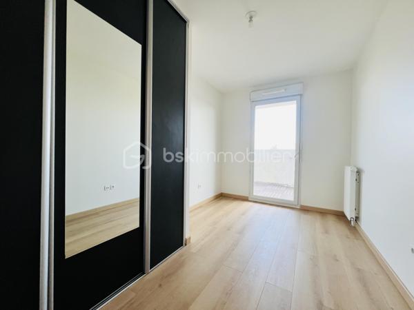 Un bien rare offrant espace extérieur, vue dégagée et prestations de qualité.

Situé entre ARCUEIL ET LE KREMLIN-BICÊTRE  au sein d’une RÉSIDENCE , fermée et sécurisée ANNÉE DE CONSTRUCTION 2014  cet appartement de 60 m² bénéficie d’une vue dégagée sur Paris .

Entièrement REFAIT À NEUF  en 2023, il ne nécessite AUCUN  travaux.

L’appartement se compose de :

 Une vaste entrée NORME PMR 
 ⁠Un séjour DE 33m² lumineux donnant directement accès À LA TERRASSE Idéal pour profiter des beaux jours et d’une vue dégagée sur Paris.
 ⁠Une cuisine aménagée et équipée
Deux chambres avec placards, bénéficiant également d’un accès à la terrasse
 ⁠Une salle de bains
  ⁠Des WC séparés


Les + du bien
 Appartement entièrement rénové en 2023
Vue dégagée sur Paris
Grande terrasse donnant accès à chacune des pièces 
Résidence de standing de 2014
 Résidence fermée et sécurisée 
 Deux chambres avec placards
Une place de parking en sous-sol
Local vélo

Un emplacement idéal permettant de rejoindre rapidement Paris et ses différents quartiers:

 À seulement 7 minutes à pied de la station Hôpital Bicêtre ligne 14
 À environ 10 minutes du RER B

Taxe foncière : 1 600 €
Les charges :2 400 €