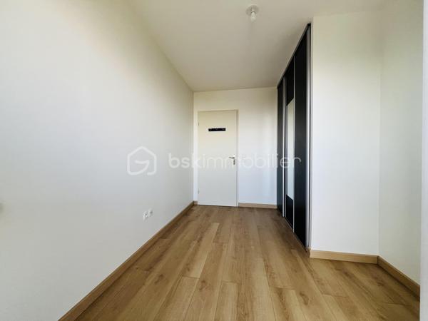 Un bien rare offrant espace extérieur, vue dégagée et prestations de qualité.

Situé entre ARCUEIL ET LE KREMLIN-BICÊTRE  au sein d’une RÉSIDENCE , fermée et sécurisée ANNÉE DE CONSTRUCTION 2014  cet appartement de 60 m² bénéficie d’une vue dégagée sur Paris .

Entièrement REFAIT À NEUF  en 2023, il ne nécessite AUCUN  travaux.

L’appartement se compose de :

 Une vaste entrée NORME PMR 
 ⁠Un séjour DE 33m² lumineux donnant directement accès À LA TERRASSE Idéal pour profiter des beaux jours et d’une vue dégagée sur Paris.
 ⁠Une cuisine aménagée et équipée
Deux chambres avec placards, bénéficiant également d’un accès à la terrasse
 ⁠Une salle de bains
  ⁠Des WC séparés


Les + du bien
 Appartement entièrement rénové en 2023
Vue dégagée sur Paris
Grande terrasse donnant accès à chacune des pièces 
Résidence de standing de 2014
 Résidence fermée et sécurisée 
 Deux chambres avec placards
Une place de parking en sous-sol
Local vélo

Un emplacement idéal permettant de rejoindre rapidement Paris et ses différents quartiers:

 À seulement 7 minutes à pied de la station Hôpital Bicêtre ligne 14
 À environ 10 minutes du RER B

Taxe foncière : 1 600 €
Les charges :2 400 €