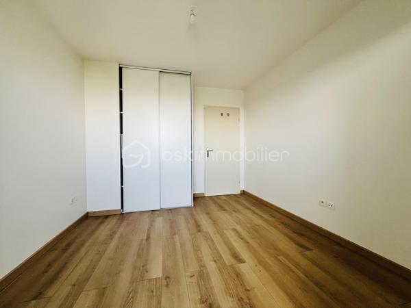 Un bien rare offrant espace extérieur, vue dégagée et prestations de qualité.

Situé entre ARCUEIL ET LE KREMLIN-BICÊTRE  au sein d’une RÉSIDENCE , fermée et sécurisée ANNÉE DE CONSTRUCTION 2014  cet appartement de 60 m² bénéficie d’une vue dégagée sur Paris .

Entièrement REFAIT À NEUF  en 2023, il ne nécessite AUCUN  travaux.

L’appartement se compose de :

 Une vaste entrée NORME PMR 
 ⁠Un séjour DE 33m² lumineux donnant directement accès À LA TERRASSE Idéal pour profiter des beaux jours et d’une vue dégagée sur Paris.
 ⁠Une cuisine aménagée et équipée
Deux chambres avec placards, bénéficiant également d’un accès à la terrasse
 ⁠Une salle de bains
  ⁠Des WC séparés


Les + du bien
 Appartement entièrement rénové en 2023
Vue dégagée sur Paris
Grande terrasse donnant accès à chacune des pièces 
Résidence de standing de 2014
 Résidence fermée et sécurisée 
 Deux chambres avec placards
Une place de parking en sous-sol
Local vélo

Un emplacement idéal permettant de rejoindre rapidement Paris et ses différents quartiers:

 À seulement 7 minutes à pied de la station Hôpital Bicêtre ligne 14
 À environ 10 minutes du RER B

Taxe foncière : 1 600 €
Les charges :2 400 €