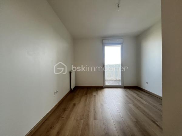 Un bien rare offrant espace extérieur, vue dégagée et prestations de qualité.

Situé entre ARCUEIL ET LE KREMLIN-BICÊTRE  au sein d’une RÉSIDENCE , fermée et sécurisée ANNÉE DE CONSTRUCTION 2014  cet appartement de 60 m² bénéficie d’une vue dégagée sur Paris .

Entièrement REFAIT À NEUF  en 2023, il ne nécessite AUCUN  travaux.

L’appartement se compose de :

 Une vaste entrée NORME PMR 
 ⁠Un séjour DE 33m² lumineux donnant directement accès À LA TERRASSE Idéal pour profiter des beaux jours et d’une vue dégagée sur Paris.
 ⁠Une cuisine aménagée et équipée
Deux chambres avec placards, bénéficiant également d’un accès à la terrasse
 ⁠Une salle de bains
  ⁠Des WC séparés


Les + du bien
 Appartement entièrement rénové en 2023
Vue dégagée sur Paris
Grande terrasse donnant accès à chacune des pièces 
Résidence de standing de 2014
 Résidence fermée et sécurisée 
 Deux chambres avec placards
Une place de parking en sous-sol
Local vélo

Un emplacement idéal permettant de rejoindre rapidement Paris et ses différents quartiers:

 À seulement 7 minutes à pied de la station Hôpital Bicêtre ligne 14
 À environ 10 minutes du RER B

Taxe foncière : 1 600 €
Les charges :2 400 €