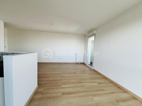 Un bien rare offrant espace extérieur, vue dégagée et prestations de qualité.

Situé entre ARCUEIL ET LE KREMLIN-BICÊTRE  au sein d’une RÉSIDENCE , fermée et sécurisée ANNÉE DE CONSTRUCTION 2014  cet appartement de 60 m² bénéficie d’une vue dégagée sur Paris .

Entièrement REFAIT À NEUF  en 2023, il ne nécessite AUCUN  travaux.

L’appartement se compose de :

 Une vaste entrée NORME PMR 
 ⁠Un séjour DE 33m² lumineux donnant directement accès À LA TERRASSE Idéal pour profiter des beaux jours et d’une vue dégagée sur Paris.
 ⁠Une cuisine aménagée et équipée
Deux chambres avec placards, bénéficiant également d’un accès à la terrasse
 ⁠Une salle de bains
  ⁠Des WC séparés


Les + du bien
 Appartement entièrement rénové en 2023
Vue dégagée sur Paris
Grande terrasse donnant accès à chacune des pièces 
Résidence de standing de 2014
 Résidence fermée et sécurisée 
 Deux chambres avec placards
Une place de parking en sous-sol
Local vélo

Un emplacement idéal permettant de rejoindre rapidement Paris et ses différents quartiers:

 À seulement 7 minutes à pied de la station Hôpital Bicêtre ligne 14
 À environ 10 minutes du RER B

Taxe foncière : 1 600 €
Les charges :2 400 €