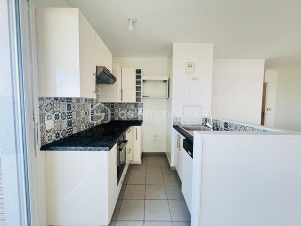 Un bien rare offrant espace extérieur, vue dégagée et prestations de qualité.

Situé entre ARCUEIL ET LE KREMLIN-BICÊTRE  au sein d’une RÉSIDENCE , fermée et sécurisée ANNÉE DE CONSTRUCTION 2014  cet appartement de 60 m² bénéficie d’une vue dégagée sur Paris .

Entièrement REFAIT À NEUF  en 2023, il ne nécessite AUCUN  travaux.

L’appartement se compose de :

 Une vaste entrée NORME PMR 
 ⁠Un séjour DE 33m² lumineux donnant directement accès À LA TERRASSE Idéal pour profiter des beaux jours et d’une vue dégagée sur Paris.
 ⁠Une cuisine aménagée et équipée
Deux chambres avec placards, bénéficiant également d’un accès à la terrasse
 ⁠Une salle de bains
  ⁠Des WC séparés


Les + du bien
 Appartement entièrement rénové en 2023
Vue dégagée sur Paris
Grande terrasse donnant accès à chacune des pièces 
Résidence de standing de 2014
 Résidence fermée et sécurisée 
 Deux chambres avec placards
Une place de parking en sous-sol
Local vélo

Un emplacement idéal permettant de rejoindre rapidement Paris et ses différents quartiers:

 À seulement 7 minutes à pied de la station Hôpital Bicêtre ligne 14
 À environ 10 minutes du RER B

Taxe foncière : 1 600 €
Les charges :2 400 €