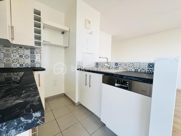Un bien rare offrant espace extérieur, vue dégagée et prestations de qualité.

Situé entre ARCUEIL ET LE KREMLIN-BICÊTRE  au sein d’une RÉSIDENCE , fermée et sécurisée ANNÉE DE CONSTRUCTION 2014  cet appartement de 60 m² bénéficie d’une vue dégagée sur Paris .

Entièrement REFAIT À NEUF  en 2023, il ne nécessite AUCUN  travaux.

L’appartement se compose de :

 Une vaste entrée NORME PMR 
 ⁠Un séjour DE 33m² lumineux donnant directement accès À LA TERRASSE Idéal pour profiter des beaux jours et d’une vue dégagée sur Paris.
 ⁠Une cuisine aménagée et équipée
Deux chambres avec placards, bénéficiant également d’un accès à la terrasse
 ⁠Une salle de bains
  ⁠Des WC séparés


Les + du bien
 Appartement entièrement rénové en 2023
Vue dégagée sur Paris
Grande terrasse donnant accès à chacune des pièces 
Résidence de standing de 2014
 Résidence fermée et sécurisée 
 Deux chambres avec placards
Une place de parking en sous-sol
Local vélo

Un emplacement idéal permettant de rejoindre rapidement Paris et ses différents quartiers:

 À seulement 7 minutes à pied de la station Hôpital Bicêtre ligne 14
 À environ 10 minutes du RER B

Taxe foncière : 1 600 €
Les charges :2 400 €
