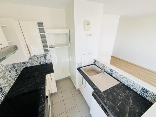 Un bien rare offrant espace extérieur, vue dégagée et prestations de qualité.

Situé entre ARCUEIL ET LE KREMLIN-BICÊTRE  au sein d’une RÉSIDENCE , fermée et sécurisée ANNÉE DE CONSTRUCTION 2014  cet appartement de 60 m² bénéficie d’une vue dégagée sur Paris .

Entièrement REFAIT À NEUF  en 2023, il ne nécessite AUCUN  travaux.

L’appartement se compose de :

 Une vaste entrée NORME PMR 
 ⁠Un séjour DE 33m² lumineux donnant directement accès À LA TERRASSE Idéal pour profiter des beaux jours et d’une vue dégagée sur Paris.
 ⁠Une cuisine aménagée et équipée
Deux chambres avec placards, bénéficiant également d’un accès à la terrasse
 ⁠Une salle de bains
  ⁠Des WC séparés


Les + du bien
 Appartement entièrement rénové en 2023
Vue dégagée sur Paris
Grande terrasse donnant accès à chacune des pièces 
Résidence de standing de 2014
 Résidence fermée et sécurisée 
 Deux chambres avec placards
Une place de parking en sous-sol
Local vélo

Un emplacement idéal permettant de rejoindre rapidement Paris et ses différents quartiers:

 À seulement 7 minutes à pied de la station Hôpital Bicêtre ligne 14
 À environ 10 minutes du RER B

Taxe foncière : 1 600 €
Les charges :2 400 €