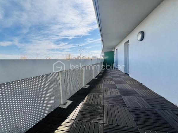 Un bien rare offrant espace extérieur, vue dégagée et prestations de qualité.

Situé entre ARCUEIL ET LE KREMLIN-BICÊTRE  au sein d’une RÉSIDENCE , fermée et sécurisée ANNÉE DE CONSTRUCTION 2014  cet appartement de 60 m² bénéficie d’une vue dégagée sur Paris .

Entièrement REFAIT À NEUF  en 2023, il ne nécessite AUCUN  travaux.

L’appartement se compose de :

 Une vaste entrée NORME PMR 
 ⁠Un séjour DE 33m² lumineux donnant directement accès À LA TERRASSE Idéal pour profiter des beaux jours et d’une vue dégagée sur Paris.
 ⁠Une cuisine aménagée et équipée
Deux chambres avec placards, bénéficiant également d’un accès à la terrasse
 ⁠Une salle de bains
  ⁠Des WC séparés


Les + du bien
 Appartement entièrement rénové en 2023
Vue dégagée sur Paris
Grande terrasse donnant accès à chacune des pièces 
Résidence de standing de 2014
 Résidence fermée et sécurisée 
 Deux chambres avec placards
Une place de parking en sous-sol
Local vélo

Un emplacement idéal permettant de rejoindre rapidement Paris et ses différents quartiers:

 À seulement 7 minutes à pied de la station Hôpital Bicêtre ligne 14
 À environ 10 minutes du RER B

Taxe foncière : 1 600 €
Les charges :2 400 €