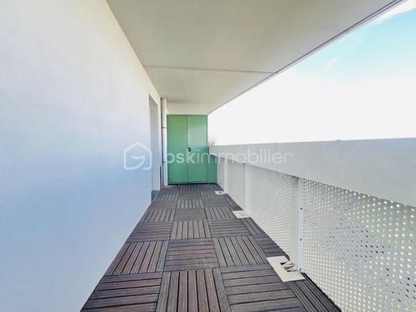 Un bien rare offrant espace extérieur, vue dégagée et prestations de qualité.

Situé entre ARCUEIL ET LE KREMLIN-BICÊTRE  au sein d’une RÉSIDENCE , fermée et sécurisée ANNÉE DE CONSTRUCTION 2014  cet appartement de 60 m² bénéficie d’une vue dégagée sur Paris .

Entièrement REFAIT À NEUF  en 2023, il ne nécessite AUCUN  travaux.

L’appartement se compose de :

 Une vaste entrée NORME PMR 
 ⁠Un séjour DE 33m² lumineux donnant directement accès À LA TERRASSE Idéal pour profiter des beaux jours et d’une vue dégagée sur Paris.
 ⁠Une cuisine aménagée et équipée
Deux chambres avec placards, bénéficiant également d’un accès à la terrasse
 ⁠Une salle de bains
  ⁠Des WC séparés


Les + du bien
 Appartement entièrement rénové en 2023
Vue dégagée sur Paris
Grande terrasse donnant accès à chacune des pièces 
Résidence de standing de 2014
 Résidence fermée et sécurisée 
 Deux chambres avec placards
Une place de parking en sous-sol
Local vélo

Un emplacement idéal permettant de rejoindre rapidement Paris et ses différents quartiers:

 À seulement 7 minutes à pied de la station Hôpital Bicêtre ligne 14
 À environ 10 minutes du RER B

Taxe foncière : 1 600 €
Les charges :2 400 €